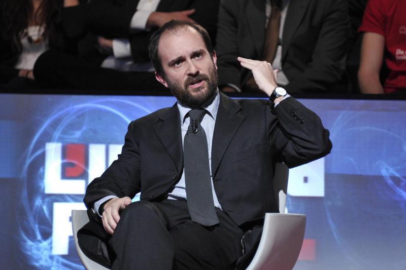 “La Raggi come Ambra con Boncompagni”. “Roma città stuprata”. “Bombe” tra M5S e Pd