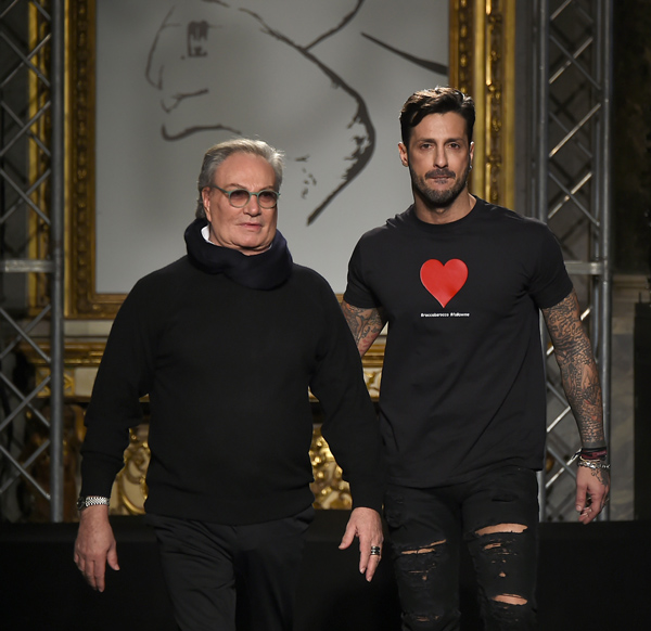 Fabrizio Corona, il ritorno: sfila in passerella per Rocco Barocco Fabrizio Corona, il ritorno: sfila in passerella per Rocco Barocco