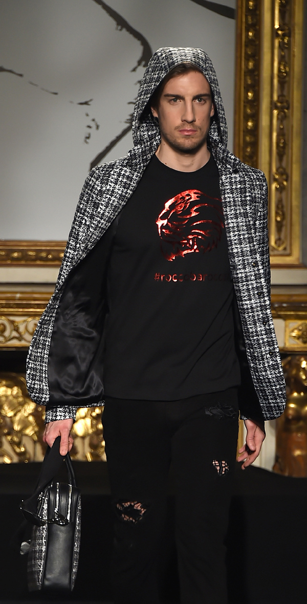 Fabrizio Corona, il ritorno: sfila in passerella per Rocco Barocco Fabrizio Corona, il ritorno: sfila in passerella per Rocco Barocco