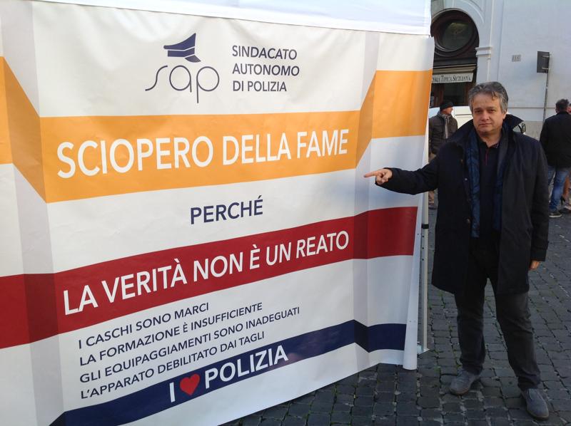 Polizia, lo sciopero della fame di Tonelli si estende alle mense Polizia, lo sciopero della fame di Tonelli si estende alle mense