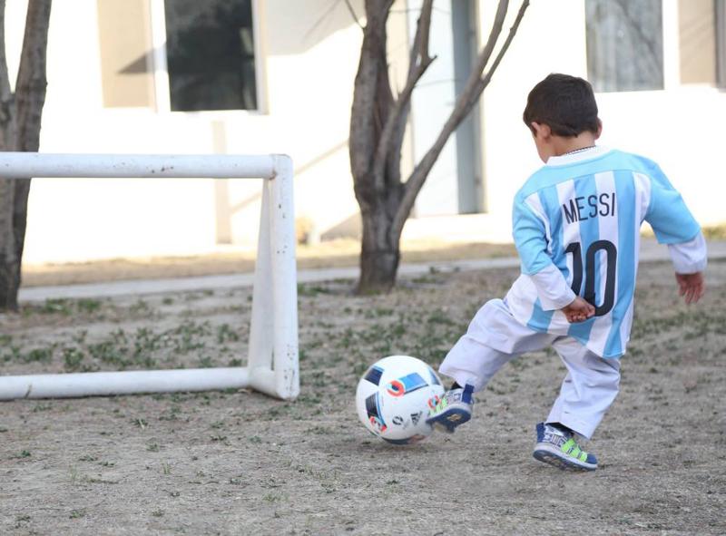 Murtaza, Messi realizza il sogno: maglia dell’Argentina e autografo Murtaza, Messi realizza il sogno: maglia dell’Argentina e autografo
