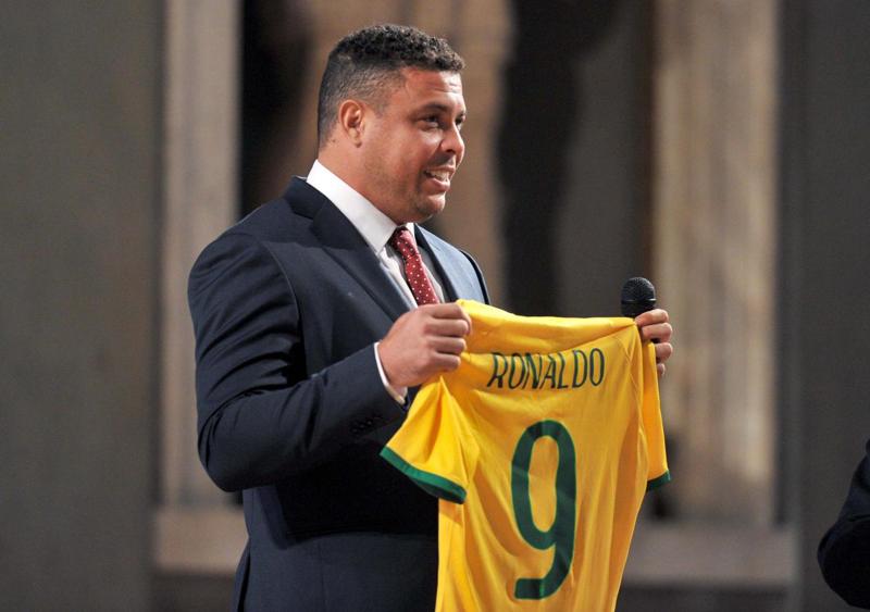 Ronaldo respinto dal Papa per colpa delle sue due accompagnatrici