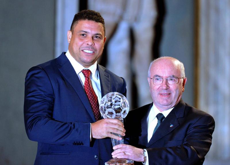 Ronaldo respinto dal Papa per colpa delle sue due accompagnatrici