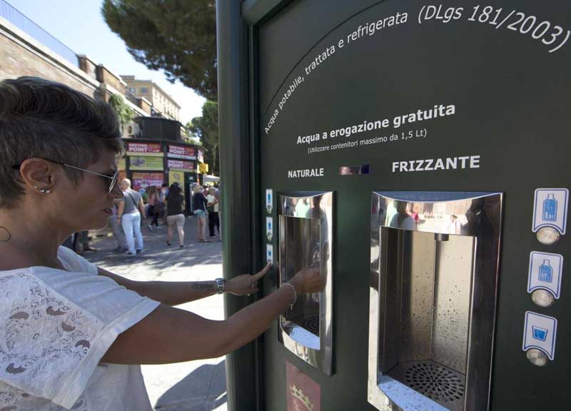 Ardeatina senz’acqua: il giorno dell’ira. Residenti in strada, traffico nel caos Ardeatina senz’acqua: il giorno dell’ira. Residenti in strada, traffico nel caos