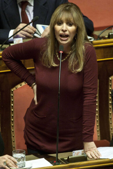 “Non si può candidare sto co…ne”. Mussolini, fuorionda, su Bertolaso