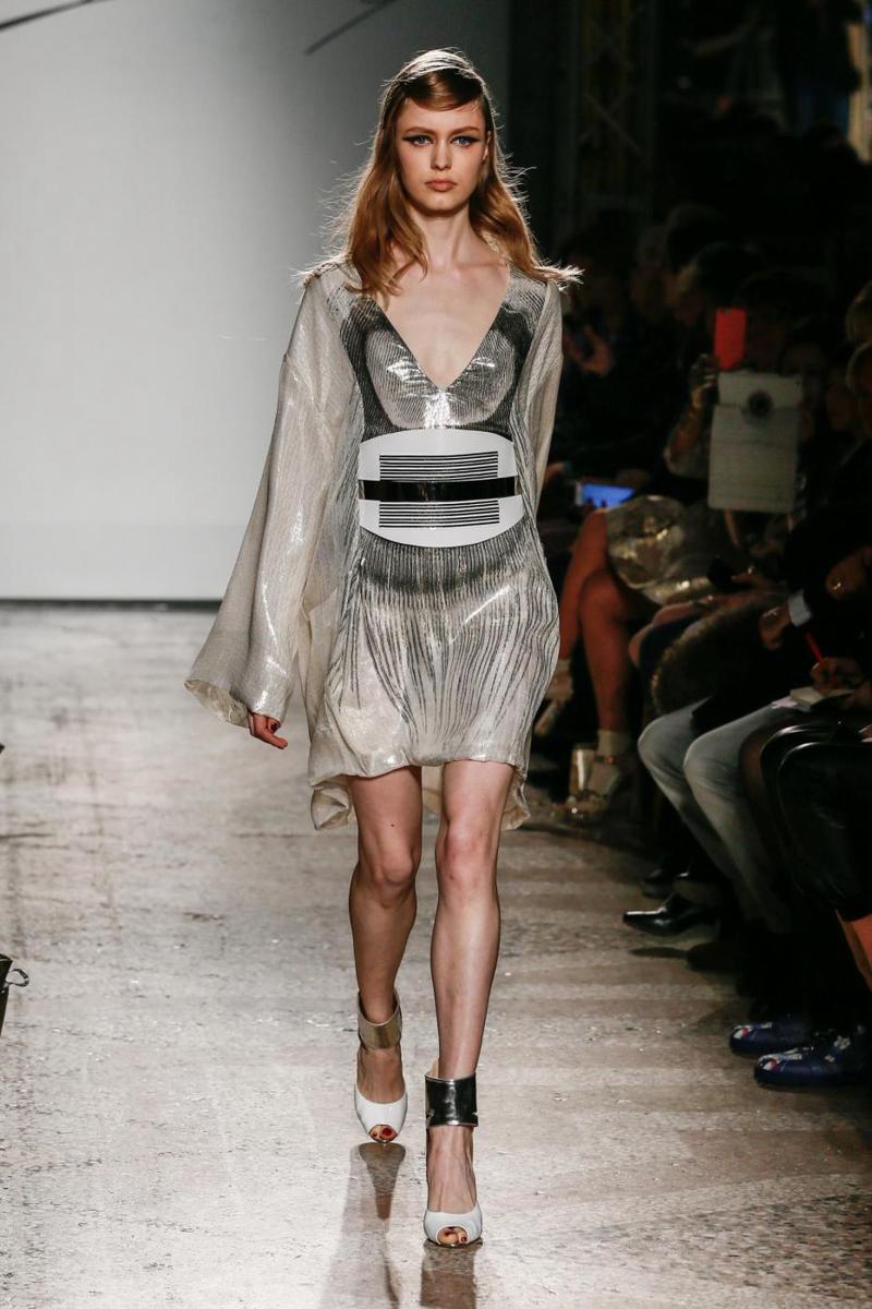 Moda Donna, la modella perde l’abito e… Tutte le tendenze