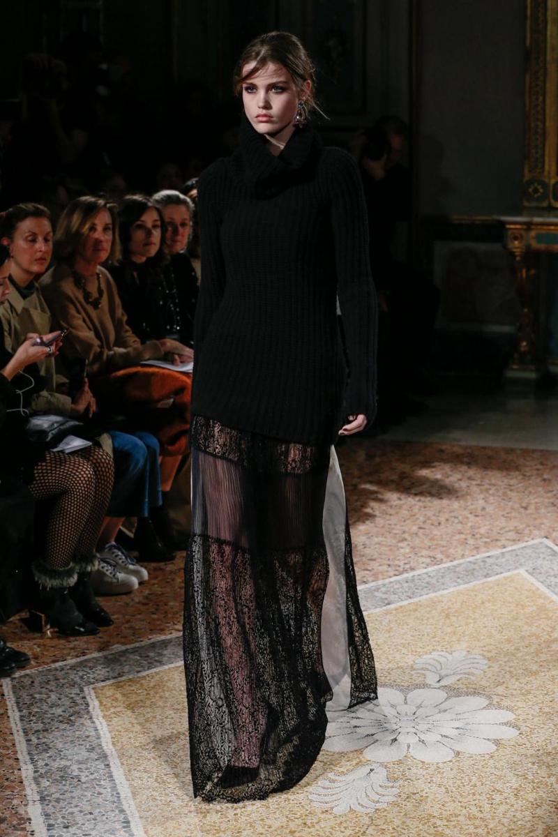 Moda Donna, la modella perde l’abito e… Tutte le tendenze