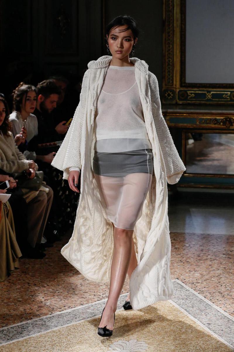 Moda Donna, la modella perde l’abito e… Tutte le tendenze