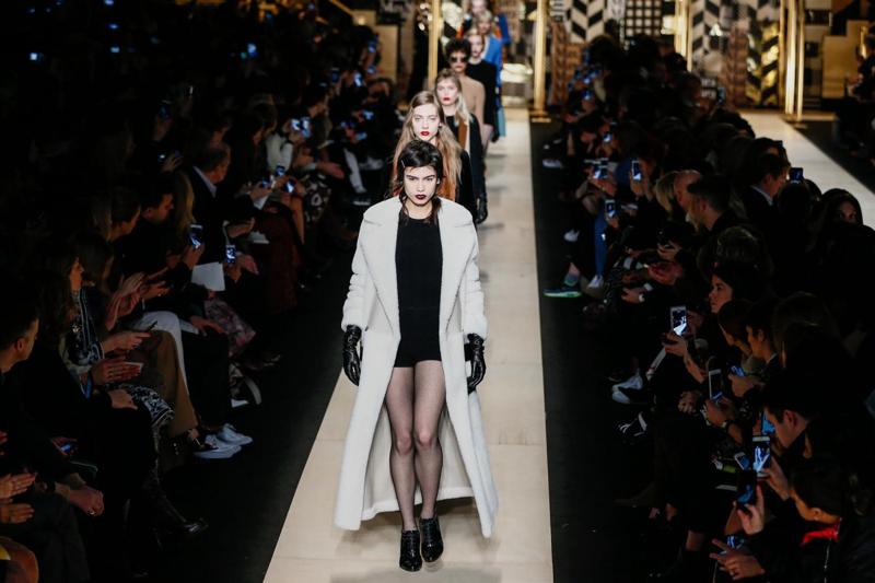 Moda Donna, la modella perde l’abito e… Tutte le tendenze