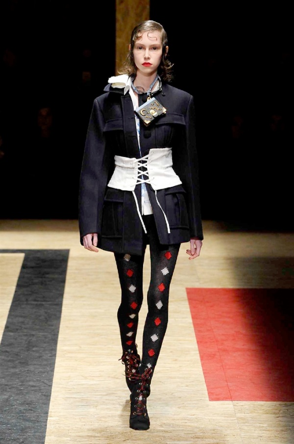 Moda Donna, la modella perde l’abito e… Tutte le tendenze