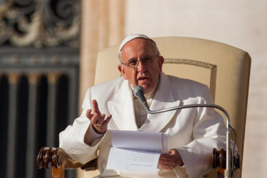 Migranti, il Papa: aiutare la Grecia e gli altri paesi in prima linea