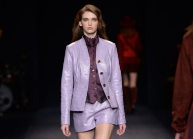 Trussardi, nel guardaroba femminile si fondono stile folk e glamour