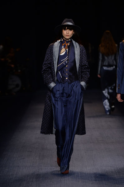 Trussardi, nel guardaroba femminile si fondono stile folk e glamour Trussardi, nel guardaroba femminile si fondono stile folk e glamour