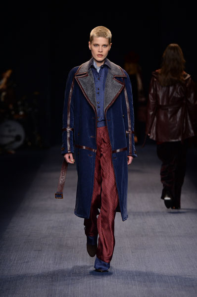Trussardi, nel guardaroba femminile si fondono stile folk e glamour Trussardi, nel guardaroba femminile si fondono stile folk e glamour
