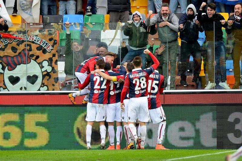 Liu Jo va in gol e veste il Bologna di Donadoni Liu Jo va in gol e veste il Bologna di Donadoni