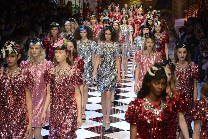 Moda Donna, dal look principesco allo stile folk-glamour. Le tendenze Moda Donna, dal look principesco allo stile folk-glamour. Le tendenze