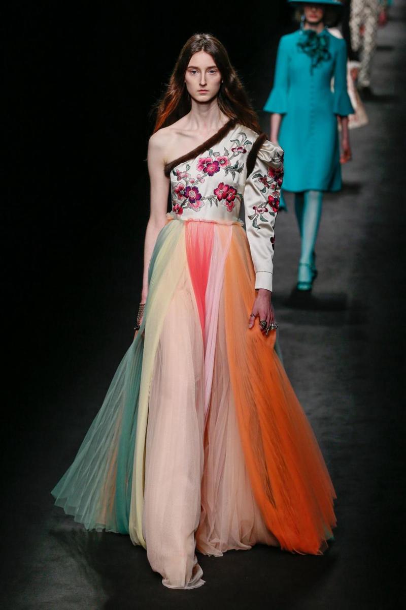 Moda Donna, dal look principesco allo stile folk-glamour. Le tendenze Moda Donna, dal look principesco allo stile folk-glamour. Le tendenze