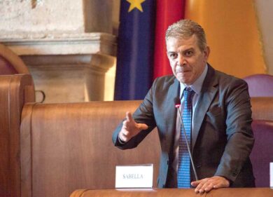 “La malattia di Roma è il fancazzismo”. Sabella denuncia: “Provarono a corrompermi”