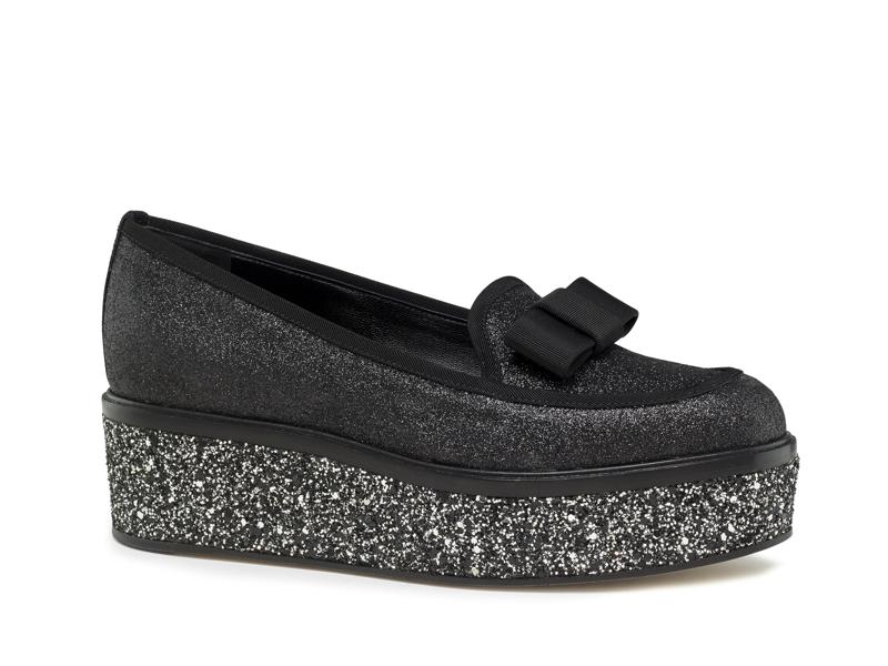 Scarpe scultura addolcite da glitter, fiocchi e nappine Scarpe scultura addolcite da glitter, fiocchi e nappine
