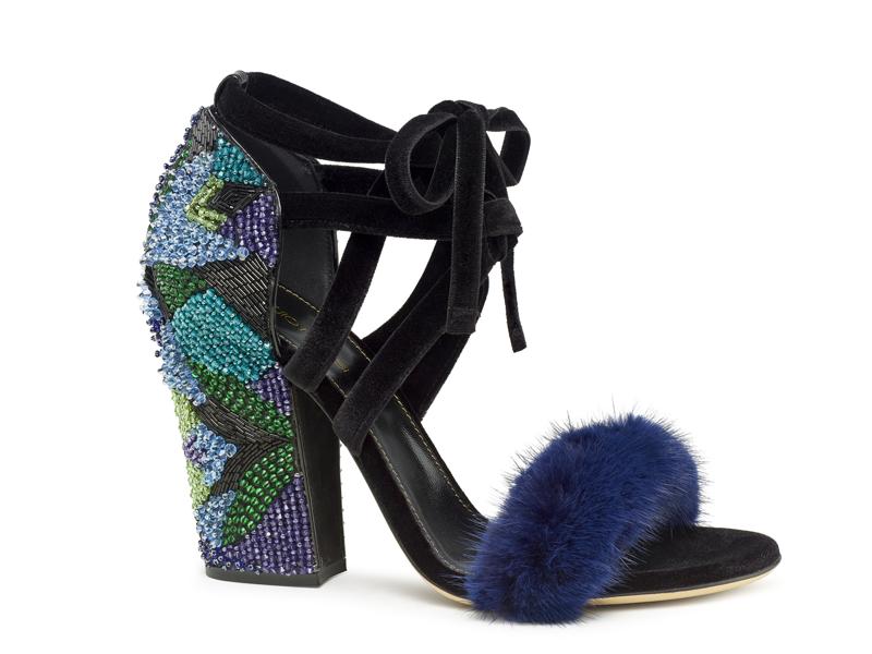 Scarpe scultura addolcite da glitter, fiocchi e nappine Scarpe scultura addolcite da glitter, fiocchi e nappine