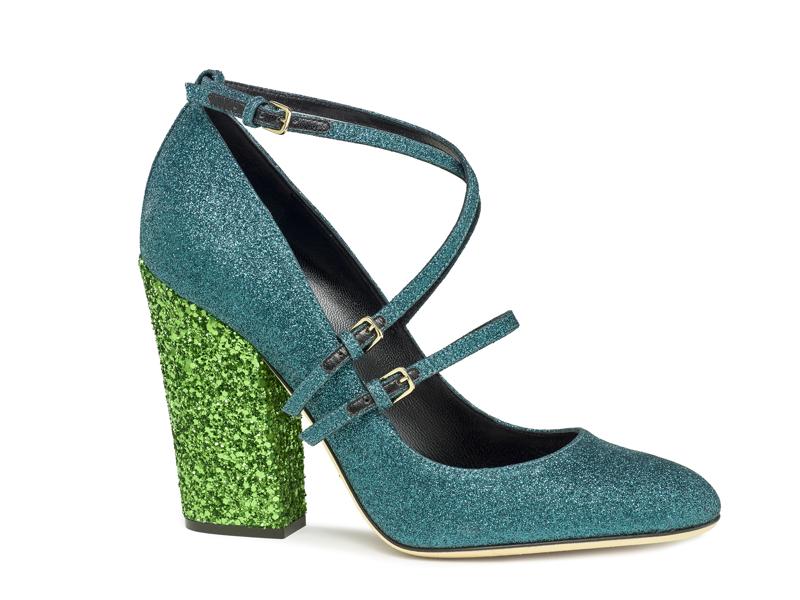 Scarpe scultura addolcite da glitter, fiocchi e nappine Scarpe scultura addolcite da glitter, fiocchi e nappine