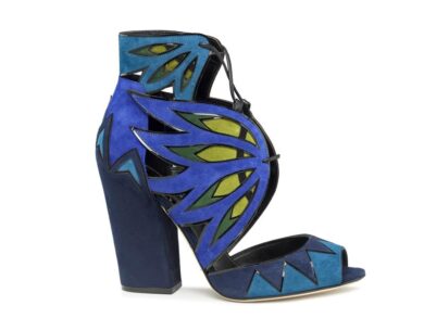 Scarpe scultura addolcite da glitter, fiocchi e nappine