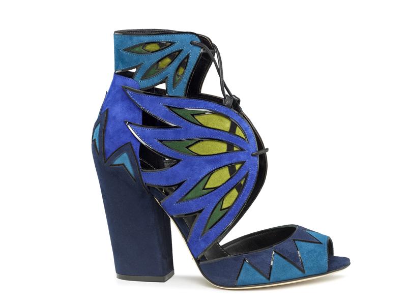 Scarpe scultura addolcite da glitter, fiocchi e nappine Scarpe scultura addolcite da glitter, fiocchi e nappine
