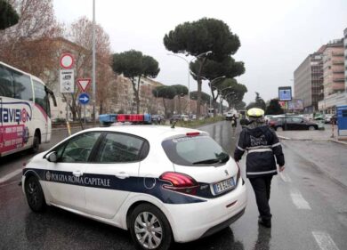 Carambola contro un bus. Un morto sul colpo, tre feriti