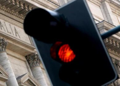 Multa al semaforo rosso? Non vale se non c’è la Polizia