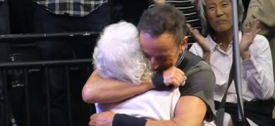 Bruce Springsteen balla con una 90enne Dancing in the Dark: video cult