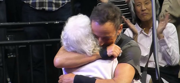 Bruce Springsteen balla con una 90enne Dancing in the Dark: video cult Bruce Springsteen balla con una 90enne Dancing in the Dark: video cult