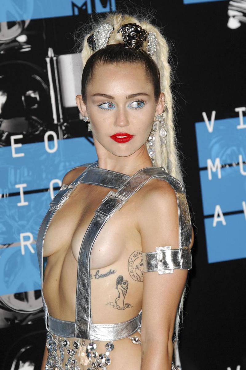 Miley Cyrus in lacrime per colpa di Trump. “Se vince lascio gli Usa” Miley Cyrus in lacrime per colpa di Trump. “Se vince lascio gli Usa”
