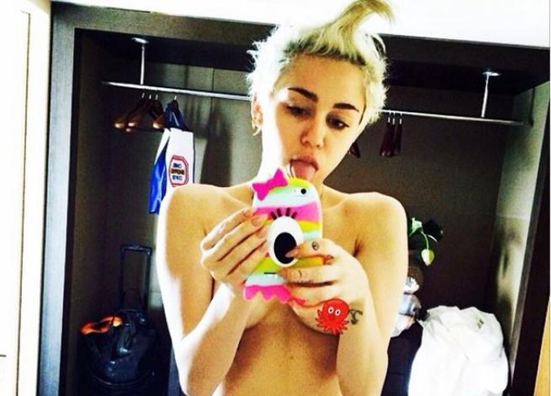 Miley Cyrus in lacrime per colpa di Trump. “Se vince lascio gli Usa” Miley Cyrus in lacrime per colpa di Trump. “Se vince lascio gli Usa”