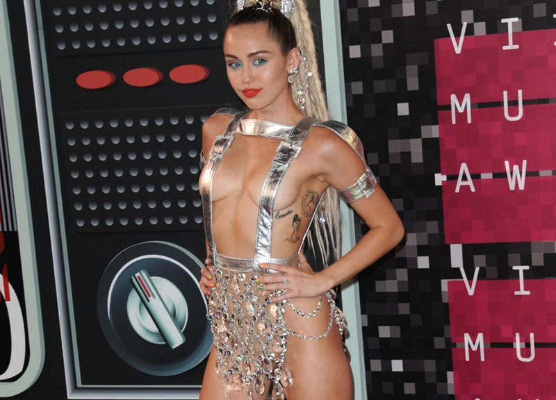 Miley Cyrus in lacrime per colpa di Trump. “Se vince lascio gli Usa” Miley Cyrus in lacrime per colpa di Trump. “Se vince lascio gli Usa”