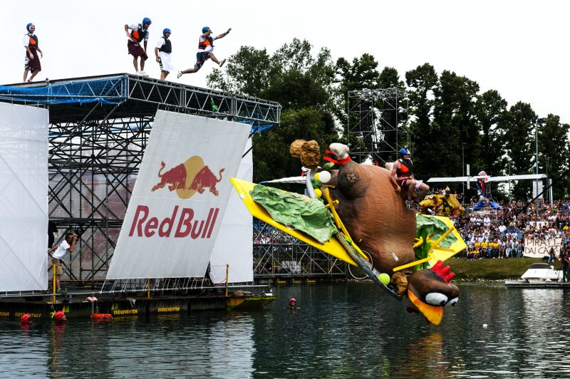 Red Bull Flugtag: macchine volanti “fai-da-te” all’Idroscalo Red Bull Flugtag: macchine volanti “fai-da-te” all’Idroscalo