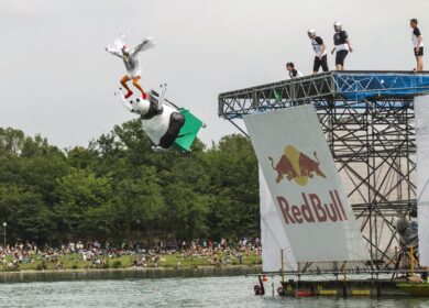 Red Bull Flugtag: macchine volanti “fai-da-te” all’Idroscalo