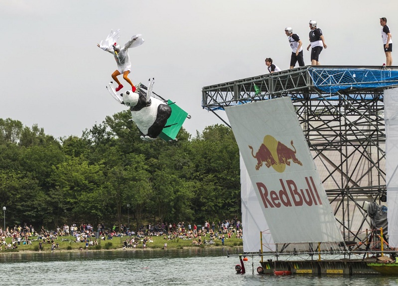 Red Bull Flugtag: macchine volanti “fai-da-te” all’Idroscalo Red Bull Flugtag: macchine volanti “fai-da-te” all’Idroscalo