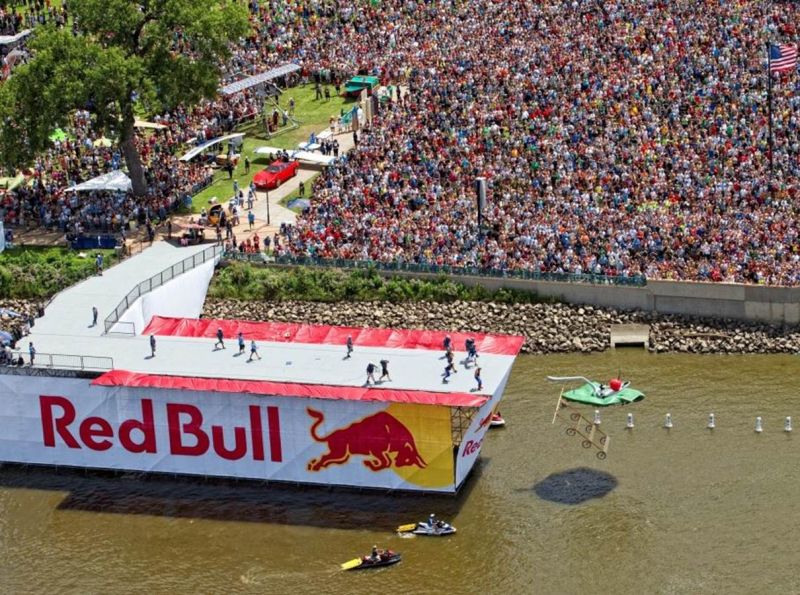 Red Bull Flugtag: macchine volanti “fai-da-te” all’Idroscalo Red Bull Flugtag: macchine volanti “fai-da-te” all’Idroscalo