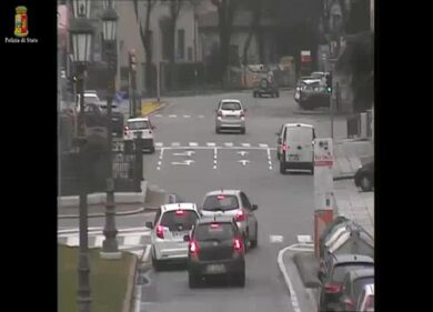 Papà con due bimbi, spaventoso inseguimento in autostrada la polizia lo arresta