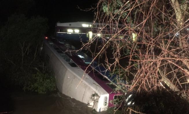 Usa: California treno pendolari deraglia nel fiume, 14 feriti Usa: California treno pendolari deraglia nel fiume, 14 feriti