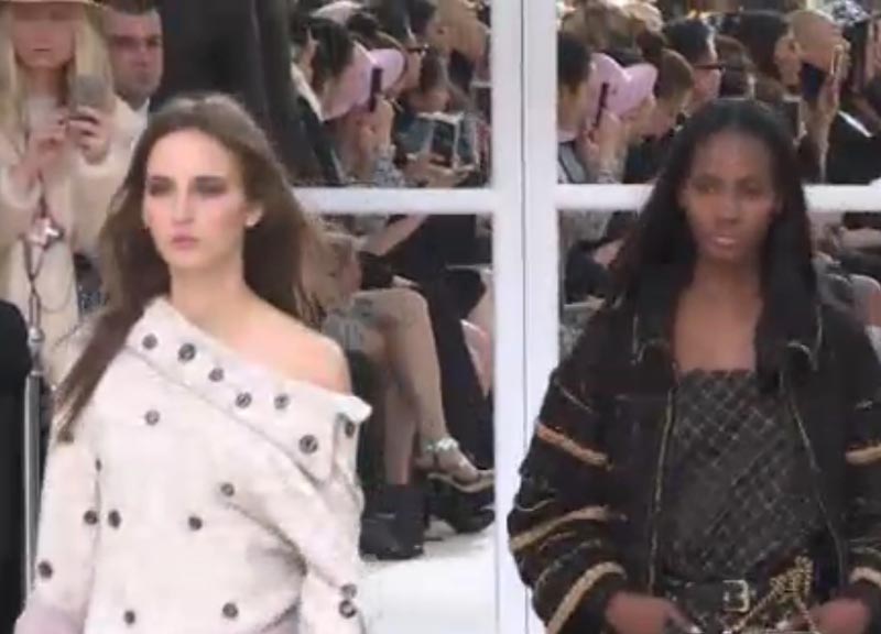 Chanel, sfilata da record: la passerella è lunga 600 metri. VIDEO Chanel, sfilata da record: la passerella è lunga 600 metri. VIDEO