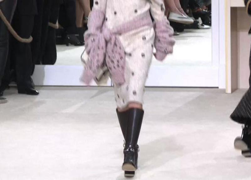 Chanel, sfilata da record: la passerella è lunga 600 metri. VIDEO Chanel, sfilata da record: la passerella è lunga 600 metri. VIDEO