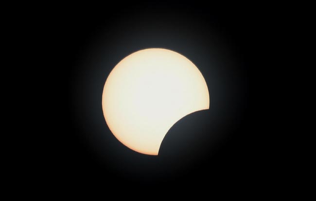 Il sole si è spento per 4 minuti: l’eclissi totale dà spettacolo. Foto