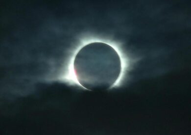 Il sole si è spento per 4 minuti: l’eclissi totale dà spettacolo. Foto