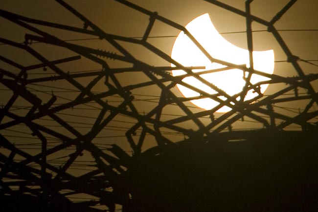 Il sole si è spento per 4 minuti: l’eclissi totale dà spettacolo. Foto