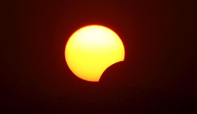 Il sole si è spento per 4 minuti: l’eclissi totale dà spettacolo. Foto