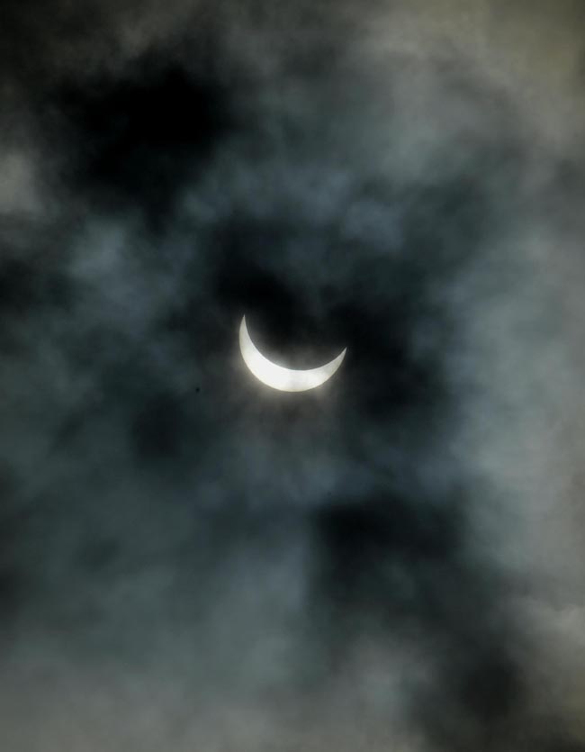 Il sole si è spento per 4 minuti: l’eclissi totale dà spettacolo. Foto