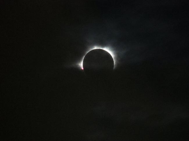 Il sole si è spento per 4 minuti: l’eclissi totale dà spettacolo. Foto