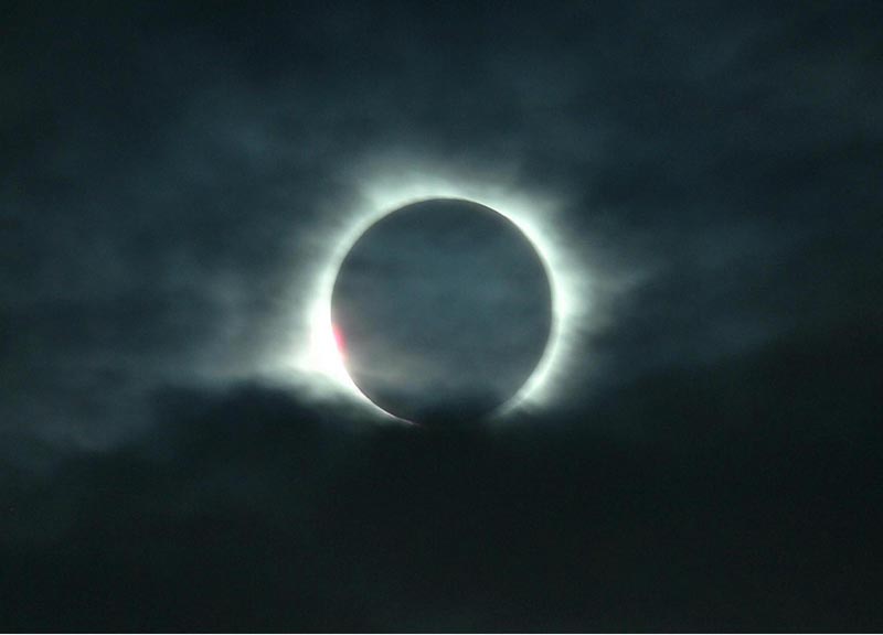 Il sole si è spento per 4 minuti: l’eclissi totale dà spettacolo. Foto
