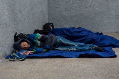 Il garage diventa una casa per 34 migranti. Luce gratis con allacci abusivi: arrestati